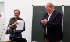 Prof. Burkhart Schraven nimmt stellvertretend für Jan Dudeck den 1. Preis entgegen